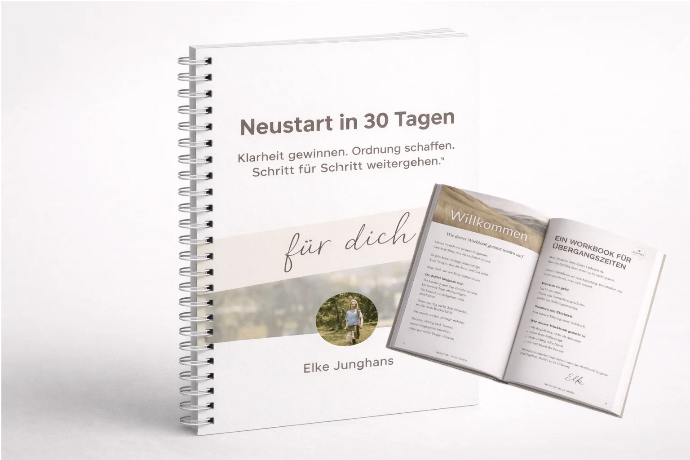 Workbook „Neustart in 30 Tagen“ mit Spiralbindung und aufgeschlagenen Innenseiten